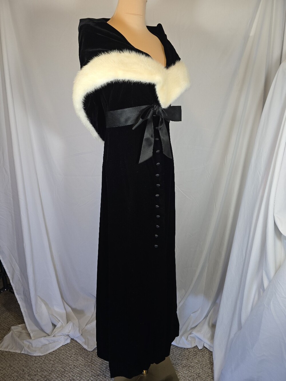 Vintage Black Velvet Evening Dress with White Faux-Fur Trim Shawl
